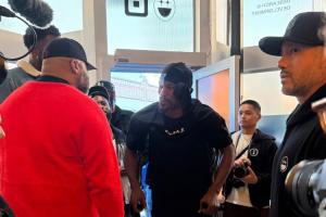 拄拐！美网友转发照片：巴特勒自前十字韧带撕裂以来首次公开露面